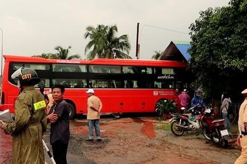 Trời mưa lớn, xe khách gặp nạn rồi lao vào điểm thu mua thanh long