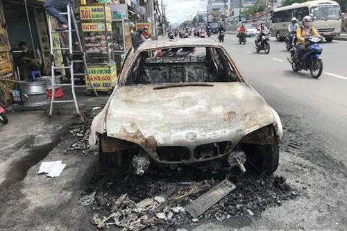 Ô tô BMW 2 lần bốc cháy trong đêm ở Sài Gòn, chỉ còn trơ khung sắt