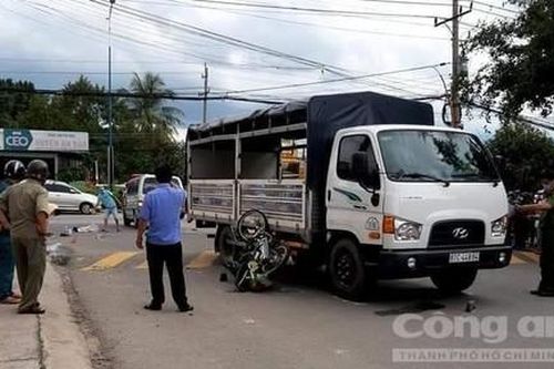 Xe tải ôm cua, cán đôi nam nữ đi xe máy tử vong thương tâm