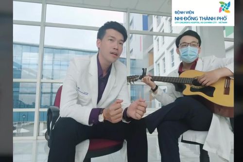 Bác sĩ truyền cảm hứng qua bài hát 'hoa nở không màu' phiên bản chống COVID-19