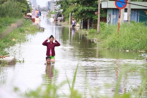 Sau trận mưa lớn đêm qua, người Sài Gòn vẫn bì bõm lội nước về nhà