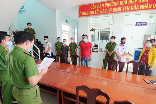Khởi tố nhóm người vi phạm giãn cách xã hội, vác gạch tấn công công an