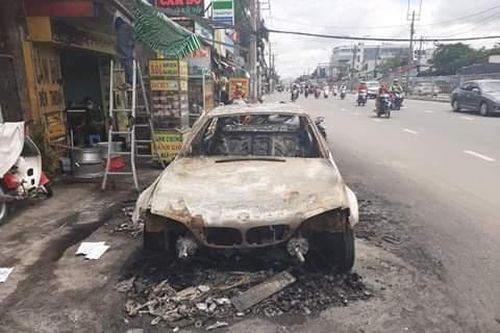 Ô tô cháy rụi khi đang lưu thông tại thành phố Hồ Chí Minh