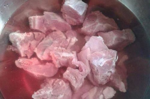 Sườn xào chua ngọt ngon hay không có khi phụ thuộc hết vào bước chần xương mà không phải chị em nào cũng nhận ra