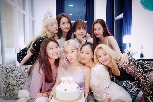 Giờ thì dân tình đã hiểu vì sao Hyoyeon lại 'chơi trội' ở tiệc sinh nhật SNSD năm ngoái