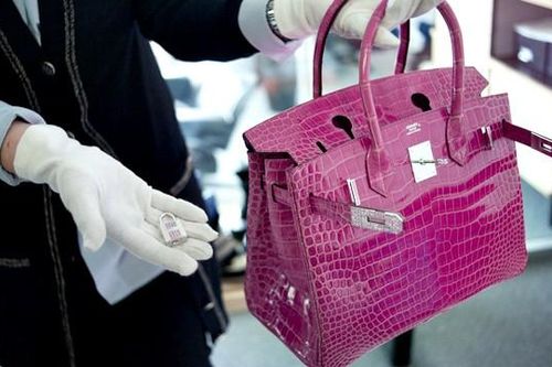 Quá rắc rối việc khách hàng kiện anh phục vụ vì làm đổ rượu vào túi Hermès 700 triệu đồng