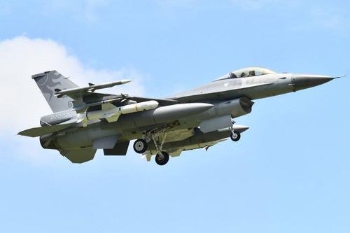 F-16 Đài Loan tuần tra mang theo tên lửa Mỹ có thể dễ dàng hủy diệt tàu chiến