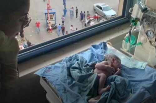 Người phụ nữ chuyển dạ giữa vụ nổ thảm khốc ở Beirut