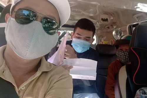 Đội xe 0 đồng chở người mắc kẹt rời Bệnh viện C Đà Nẵng
