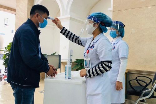 Bệnh viện ở Hà Nội không tiếp nhận người tới thăm, chưa khai báo y tế