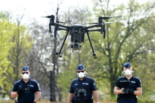 Cảnh sát Singapore dùng drone để giám sát người dân giãn cách xã hội