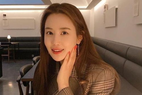 Vẻ ngoài ngày càng khác lạ của Lee Da Hae
