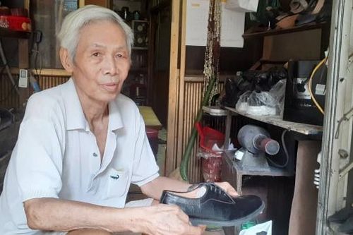 Nghiêng hẳn đời anh đi mà gạn/ một giọt người rất sáng rất trong
