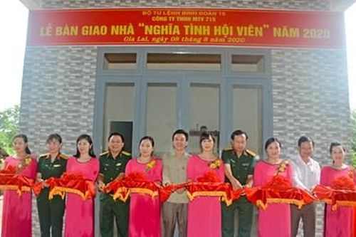 Binh đoàn 15 bàn giao 'Nhà tình nghĩa' và 'Nhà nghĩa tình hội viên' cho gia đình công nhân