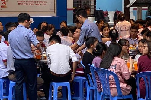Trường Nhân Việt tụ tập hàng trăm người tiệc tùng, hiệu trường nói 'an toàn'