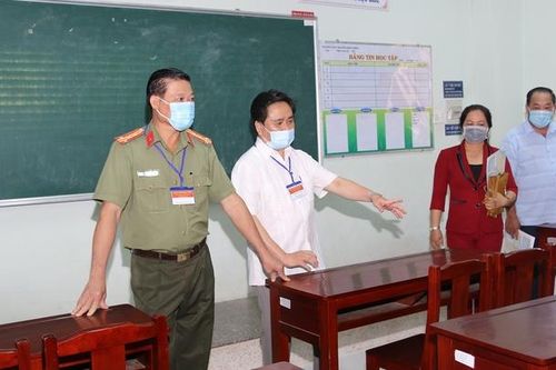 Tiền Giang: Lãnh đạo tỉnh khảo sát điểm thi, động viên tình nguyện viên