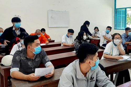 Điểm thi đặc biệt với nhiều bóng áo vàng tăng sinh