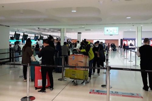 Chuyến bay đưa hơn 340 công dân Việt Nam từ Australia hạ cánh an toàn xuống sân bay Tân Sơn Nhất