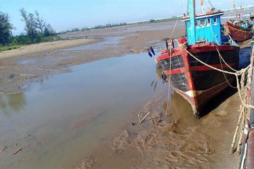 Cảng cá hơn 110 tỷ đồng bị bồi lắng, tàu thuyền mắc cạn