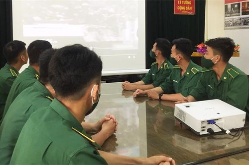 Đổi mới mạnh mẽ về giáo dục chính trị