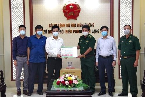Trao tặng 20.000 chiếc khẩu trang cho BĐBP Lạng Sơn phòng, chống dịch Covid-19