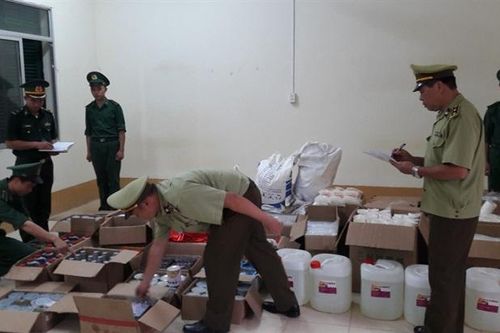 Thu giữ lượng lớn nguyên liệu pha chế không rõ nguồn gốc nhập lậu qua biên giới