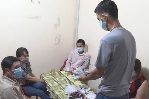 Bản tin pháp luật 8H: Mua 200 bộ bài, khóa 5 lớp cửa để tụ tập đánh bạc trong mùa dịch