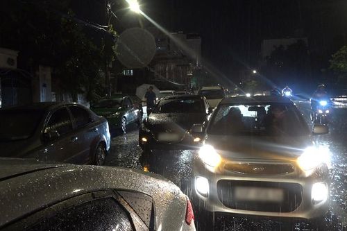 Ô tô chết máy xếp hàng 2 km trong mưa lớn