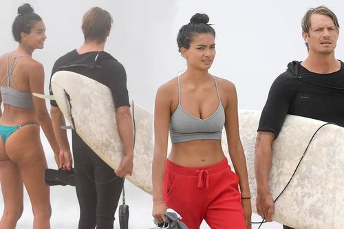Siêu mẫu Kelly Gale thả dáng đẹp như tạc tượng với bikini nhỏ xíu