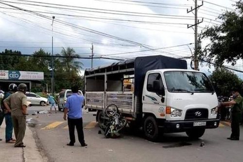 Xe máy va chạm với xe tải, đôi nam nữ tử vong thương tâm