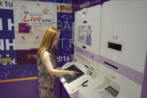 Thượng đế trẻ hào hứng trải nghiệm ngân hàng số