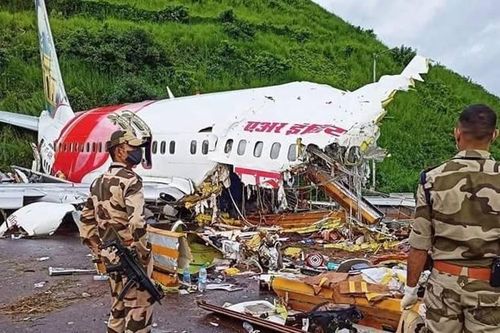 Máy bay gãy đôi ở Ấn Độ: Đã tìm thấy 2 hộp đen, số người chết tăng lên