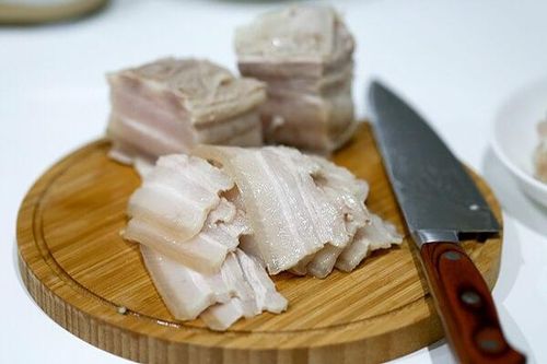 Thịt ba chỉ rang cháy cạnh cho bữa cơm cuối tuần đậm đà