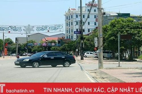 Thiếu biển báo, người đi đường ở TP Hà Tĩnh gặp khó khi qua giao lộ 26/3 - Lê Duy Năng