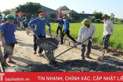 Đoàn thanh niên hỗ trợ 100 tấn xi măng làm đường giao thông ở Hồng Lộc
