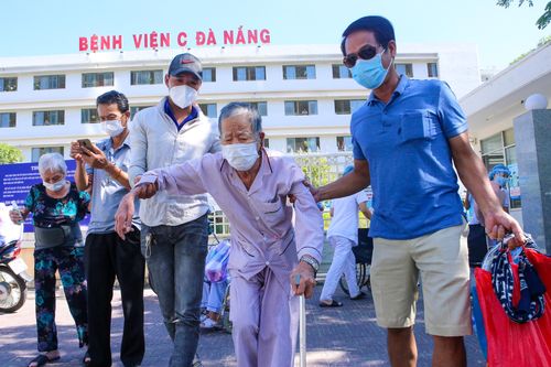 Nhiều bệnh nhân ra viện sau khi Bệnh viện C Đà Nẵng được gỡ phong tỏa