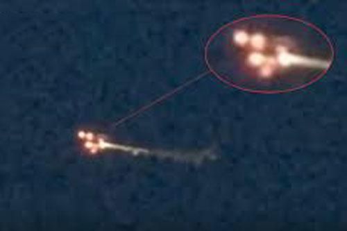 Nhiều vật thể lạ bốc cháy 'truy đuổi' nhau trên bầu trời, nghi là UFO
