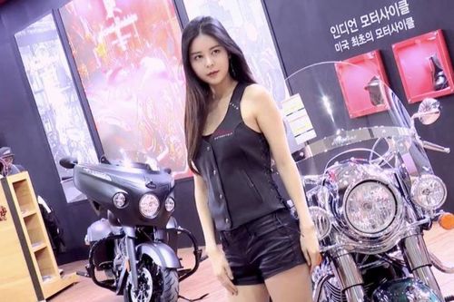 Mẫu xe Hàn Quốc tạo dáng yêu kiều bên dàn mô tô Indian