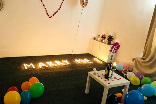 Cầu hôn bạn gái dưới nến, chàng trai làm cháy cả nhà