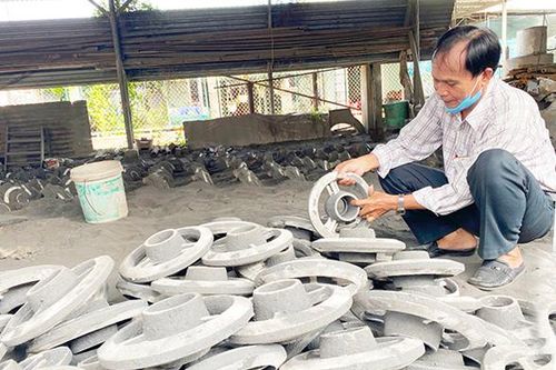 Về xóm Lò Thổi nghe chuyện đúc gang