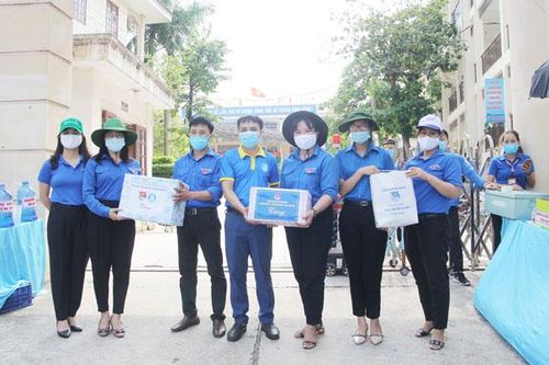 Động viên, tặng quà các chốt Tiếp sức mùa thi