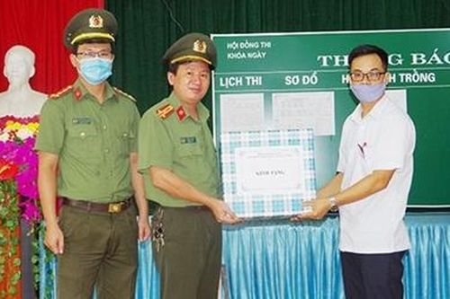 Tặng khẩu trang cho Hội đồng thi trường THPT A Phủ Lý