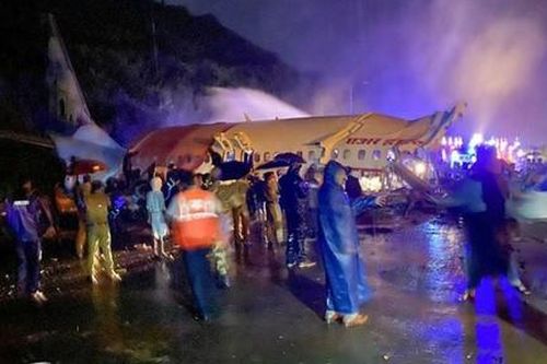 Máy bay Ấn Độ gãy đôi khi hạ cánh, ít nhất 16 người chết, hơn 100 người bị thương