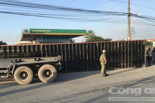 Container lật nhào lúc sáng sớm, nhiều người thoát chết