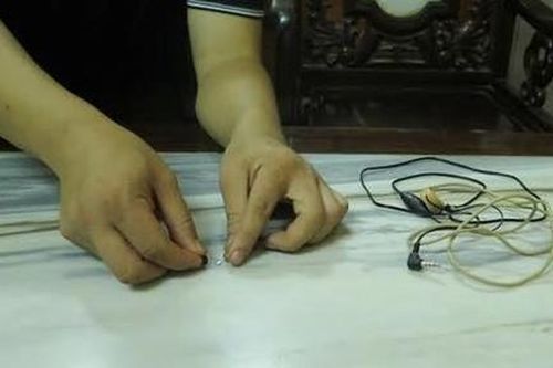 Bắt quả tang vụ cho thuê thiết bị gian lận trong thi cử siêu nhỏ