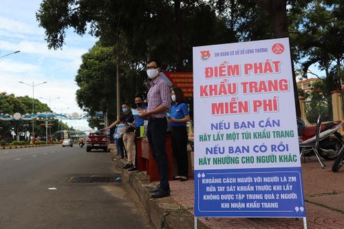 Phát hàng nghìn khẩu trang miễn phí cho người đi đường ở Đắk Lắk