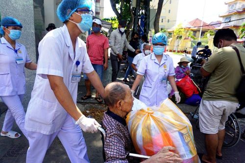 Dỡ phong tỏa Bệnh viện C Đà Nẵng: Thời khắc của xúc động, hạnh phúc