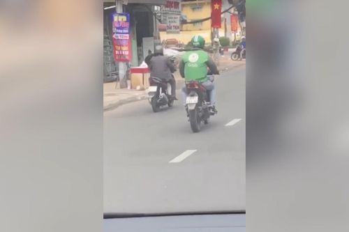 Tài xế GrabBike 'mở đường' giúp xe cứu thương