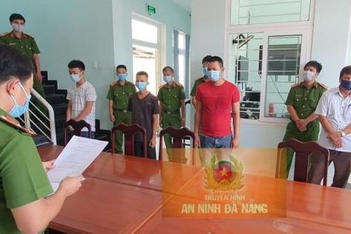 Đà Nẵng: Bị nhắc nhở xây dựng trái phép mùa dịch, 5 người vác gạch chống trả công an