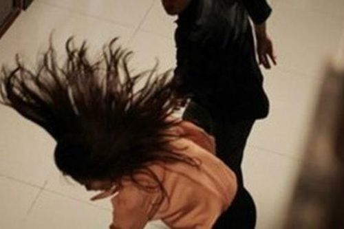 Lấy chồng 24 năm chưa lần nào chồng cho về quê ngoại ăn tết, phản ứng liền bị bạt tai cả chục cái